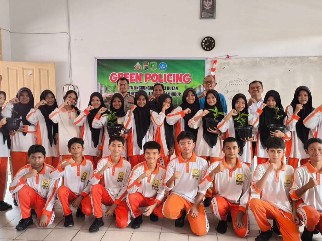 Taja Kegiatan Bertema Green Policing; Polres Meranti Gandeng Sekolah lakukan Kegiatan Penanaman Pohon